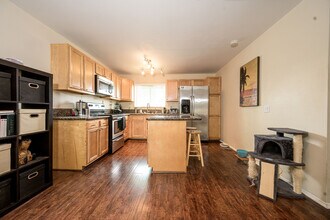 7100 Cerritos Ave, Unit 104 in Stanton, CA - Foto de edificio - Building Photo