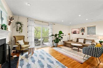 37 Sheep Hill Rd in Greenwich, CT - Building Photo - Building Photo