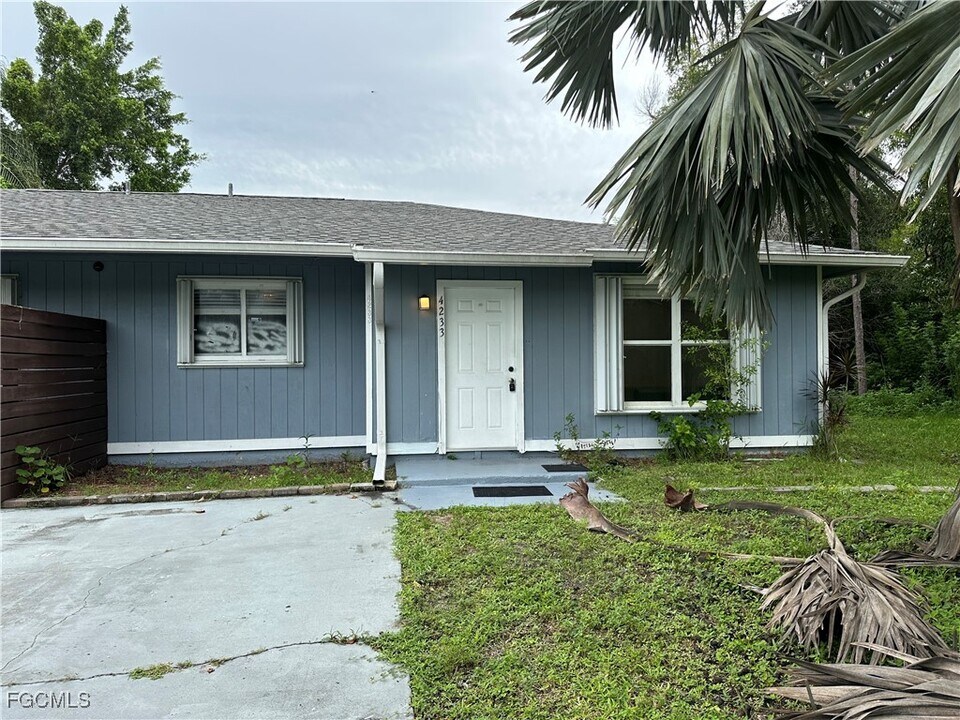 4233 Pine Drop Ln in North Fort Myers, FL - Building Photo