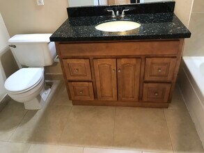 2460 NW 33rd St in Oakland Park, FL - Building Photo - Building Photo