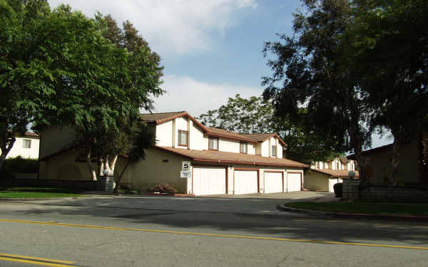 Arrow Townhomes in Upland, CA - Foto de edificio - Building Photo