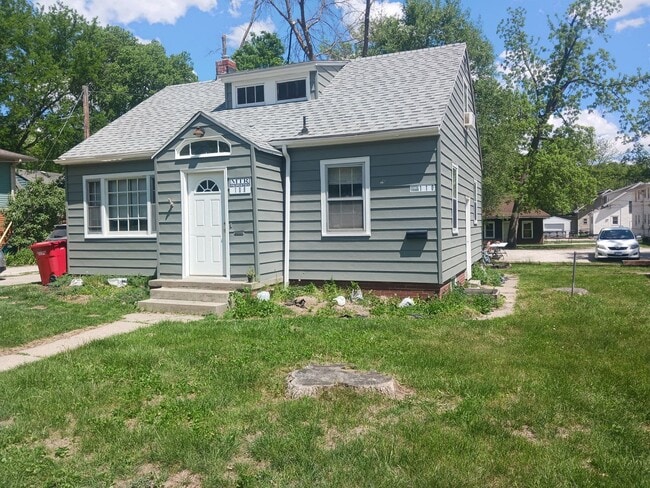108-110 N Russell Ave in Ames, IA - Foto de edificio - Building Photo
