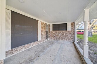 412 Lyndale Dr in Highlands, TX - Building Photo - Building Photo