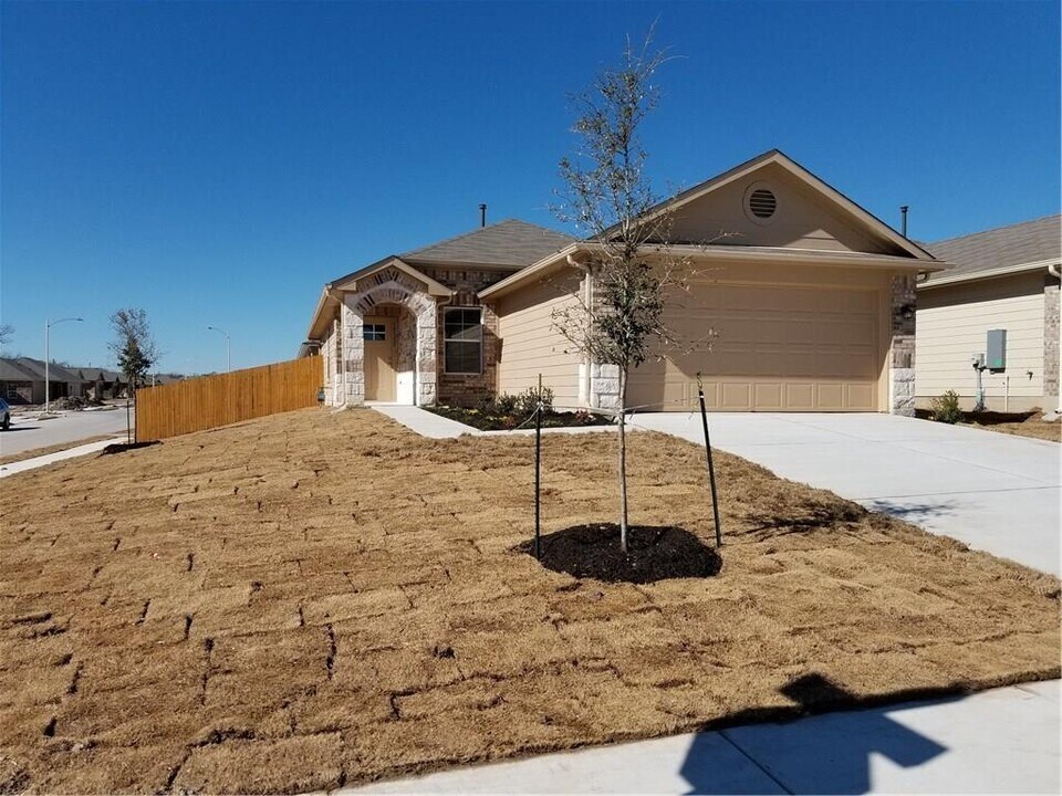 10300 Hatton Ln in Austin, TX - Building Photo