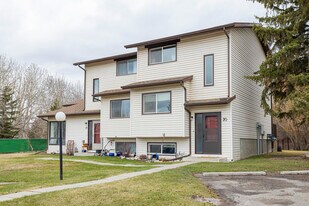 41 Glenbrook Cres in Cochrane, AB - Building Photo
