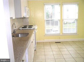 10053 Chestnut Wood Ln in Burke, VA - Building Photo - Building Photo