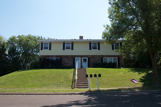 1947 Dixie Dr in Waukesha, WI - Foto de edificio - Building Photo