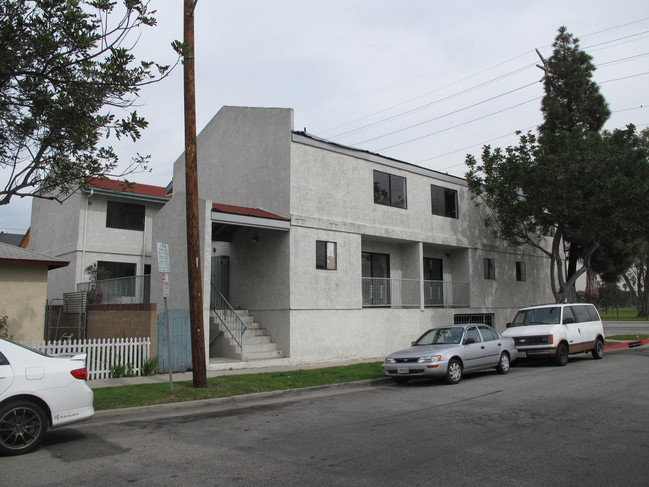 16129 Prairie Ave in Lawndale, CA - Foto de edificio - Building Photo