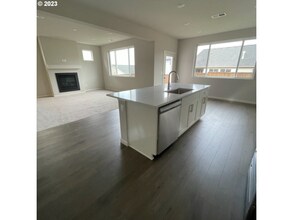 2043 SE Osprey Ave in Gresham, OR - Building Photo - Building Photo