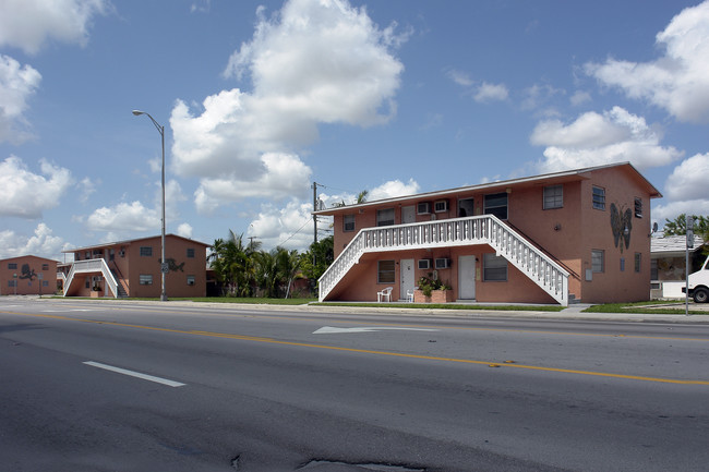 10701 SW 7th St in Miami, FL - Foto de edificio - Building Photo