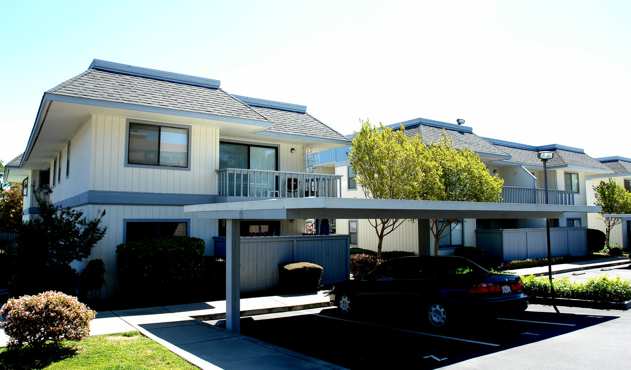 102 Chatham Ct in Martinez, CA - Foto de edificio