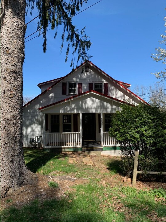 507 S Lewis St in Glenville, WV - Building Photo