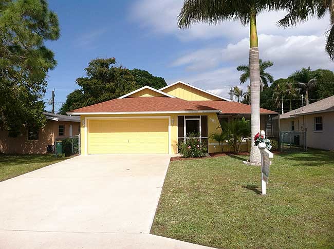 687 100th Ave N in Naples, FL - Building Photo