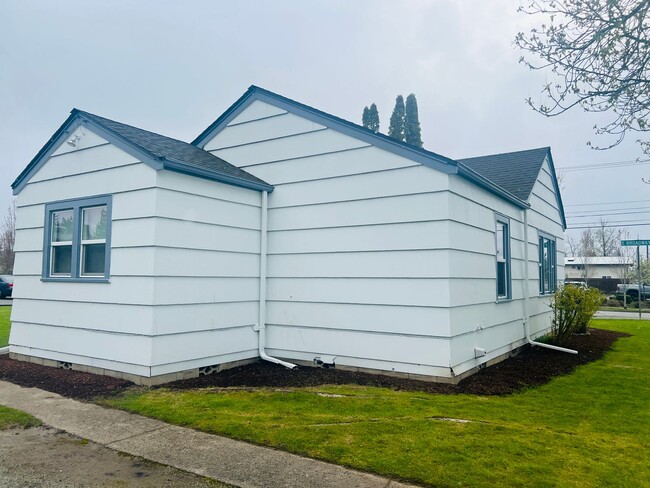 1303 E Broadway in Mount Vernon, WA - Foto de edificio - Building Photo