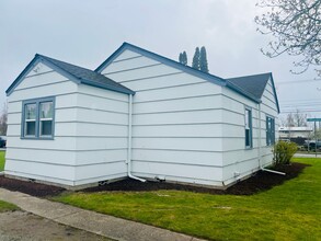 1303 E Broadway in Mount Vernon, WA - Building Photo - Building Photo
