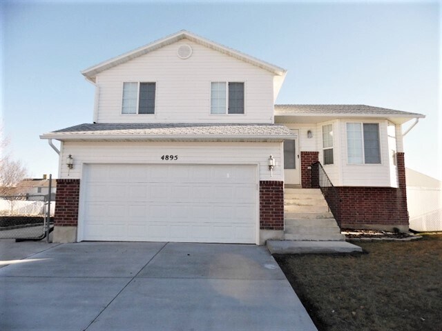 4895 S 4075 W in Roy, UT - Foto de edificio
