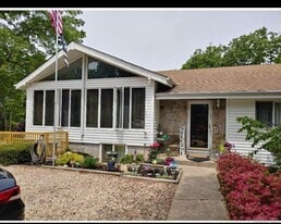 37 Knollcrest Ave in Farmingville, NY - Building Photo