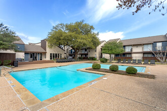 Windridge On The Parkway in Dallas, TX - Foto de edificio - Building Photo