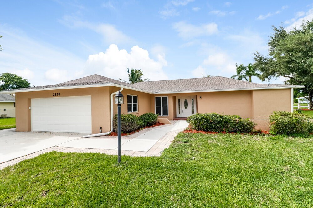 2228 Treehaven Cir in Ft. Myers, FL - Foto de edificio