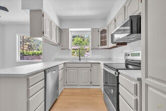 9710 S Corbett Ln in Portland, OR - Building Photo - Building Photo