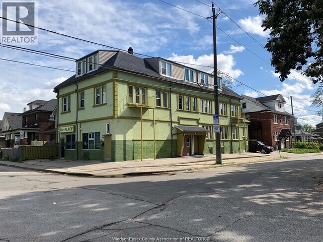 401 ON-401 in Windsor, ON - Building Photo - Building Photo