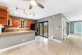 301 Waterview Dr in Lake Worth Beach, FL - Building Photo - Building Photo