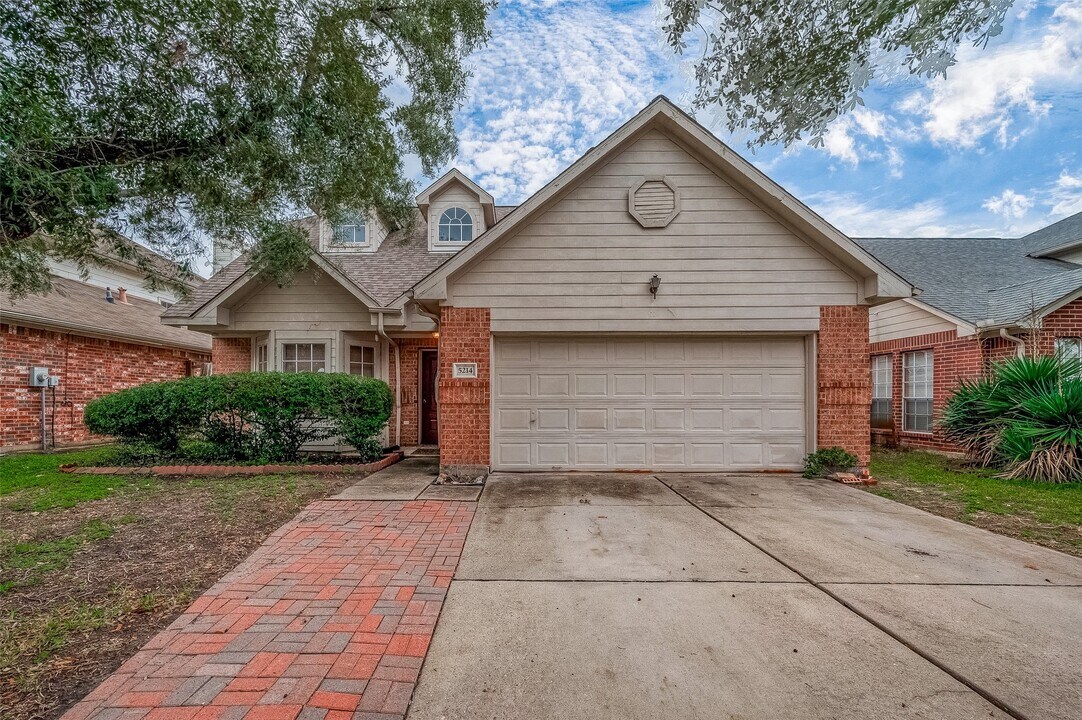 5214 Rustling Trails Dr in Katy, TX - Foto de edificio