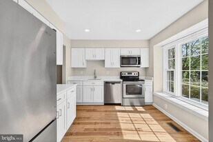 7306 Eggar Woods Ln in Springfield, VA - Building Photo