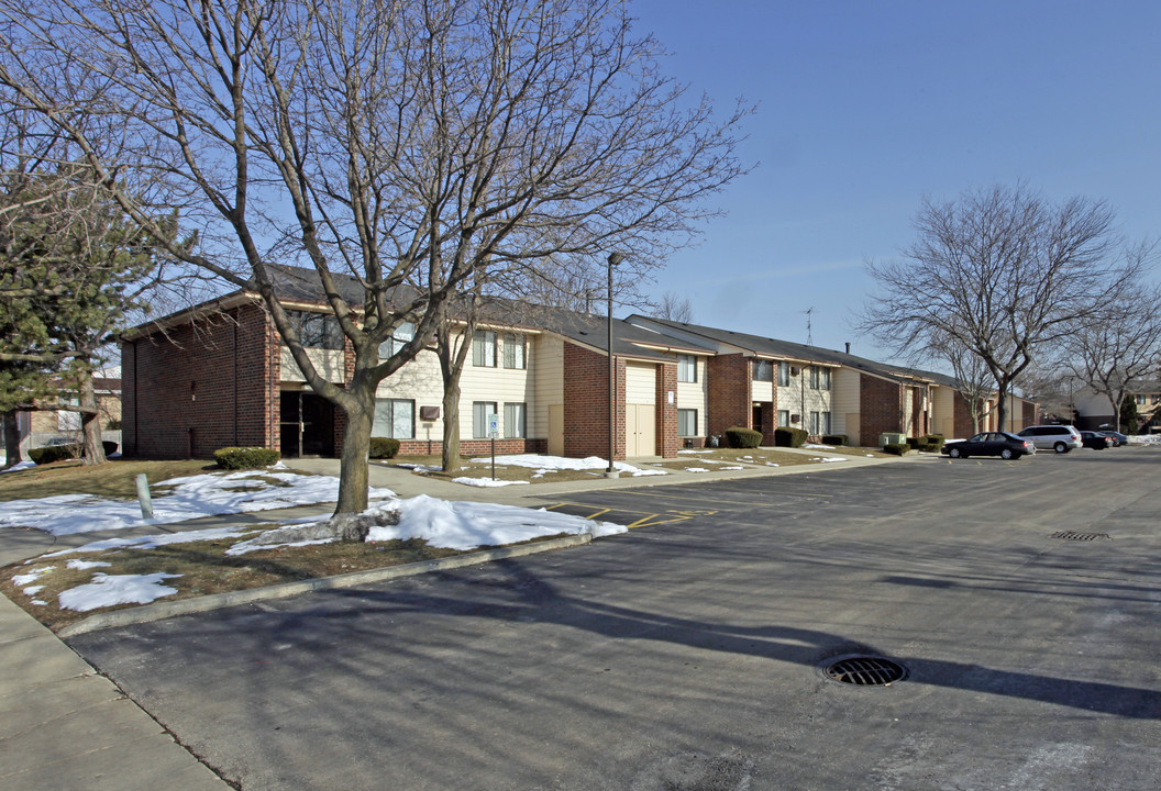 Forest Court Apartments in Kenosha, WI - Building Photo