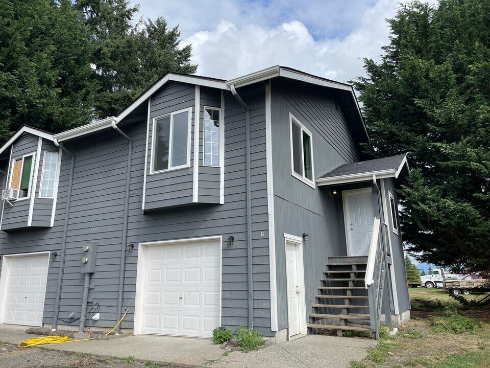 5733 91st Ave NE in Lake Stevens, WA - Building Photo