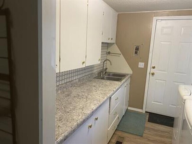 708 W Lyon St in Lyons, KS - Building Photo - Building Photo