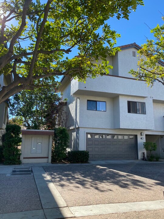 7 Santa Rosa Ct in Manhattan Beach, CA - Building Photo