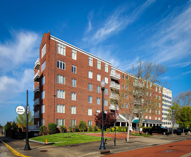 Riverfront Condominiums in Evansville, IN - Building Photo - Building Photo