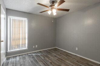 Chapel Oaks Apartments in Dallas, TX - Building Photo - Interior Photo
