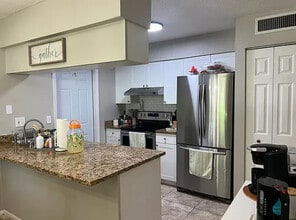 1618 Amberglen Dr in Dunedin, FL - Building Photo - Building Photo