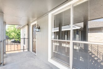 Greenbriar on the Bayou in Houston, TX - Building Photo - Building Photo