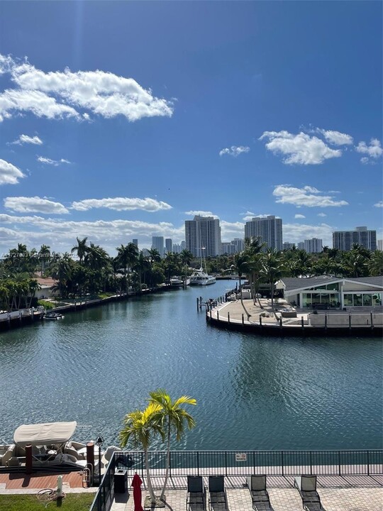 301 Golden Isles Dr in Hallandale Beach, FL - Foto de edificio