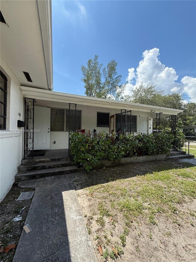 500 NE 136th St in North Miami, FL - Foto de edificio - Building Photo
