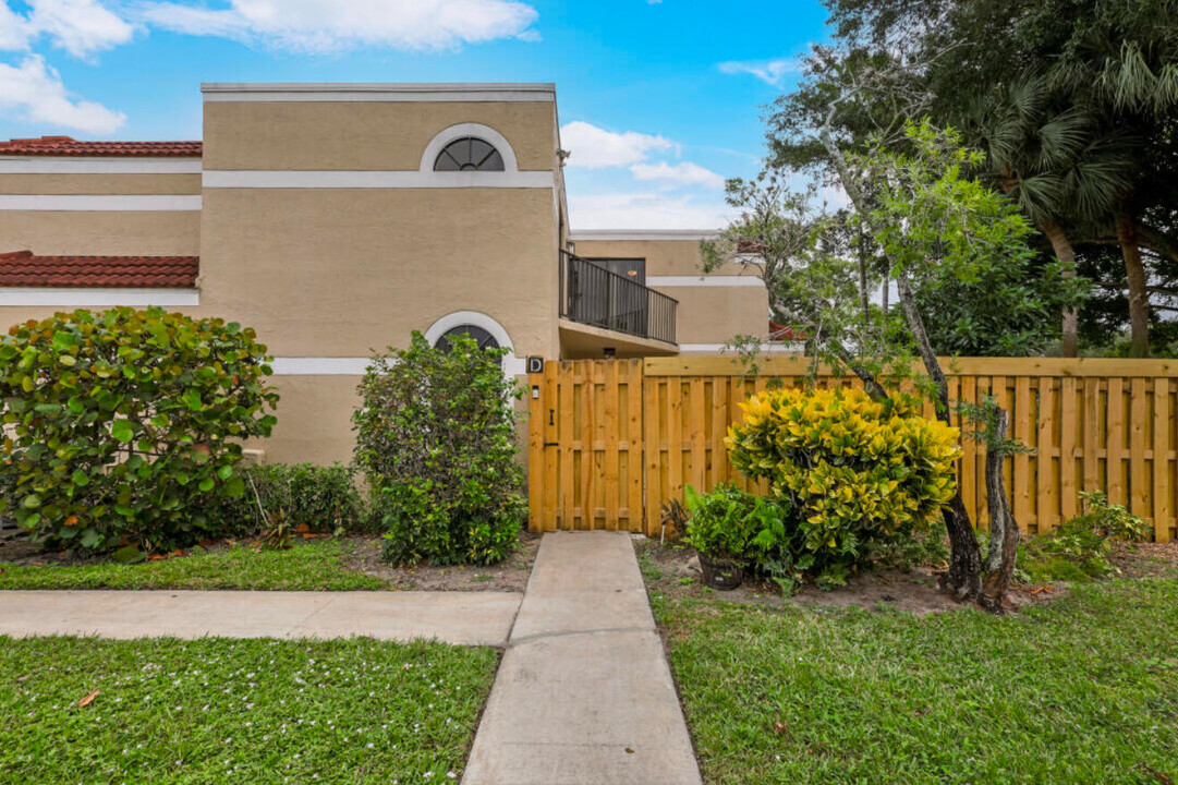 3975 Village Dr in Delray Beach, FL - Building Photo