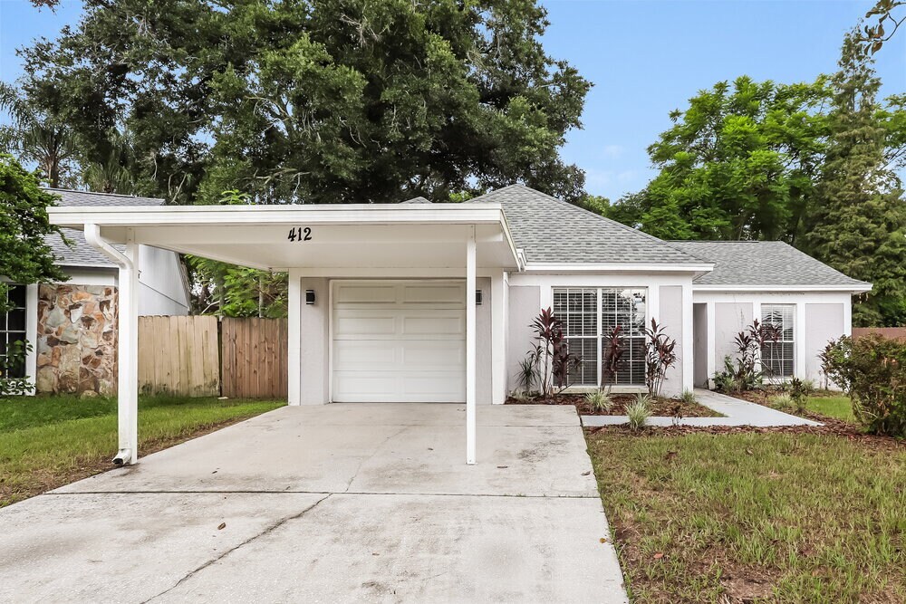 412 Regal Park Dr in Valrico, FL - Building Photo