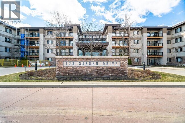 128 Garden Dr in Oakville, ON - Building Photo - Building Photo