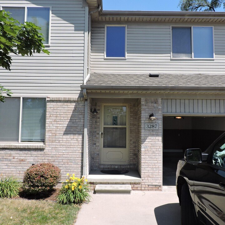 3287 E 11 Mile Rd in Warren, MI - Building Photo
