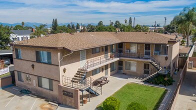 11702 Bellflower Blvd in Downey, CA - Foto de edificio - Building Photo