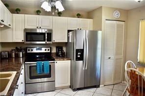 5767 Deauville Cir-Unit -D206 in Naples, FL - Building Photo - Building Photo