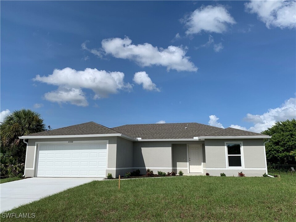 8388 Delong Ave in North Port, FL - Building Photo