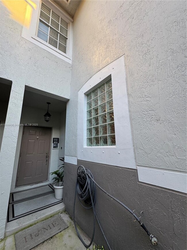 3742 San Simeon Cir in Weston, FL - Foto de edificio - Building Photo
