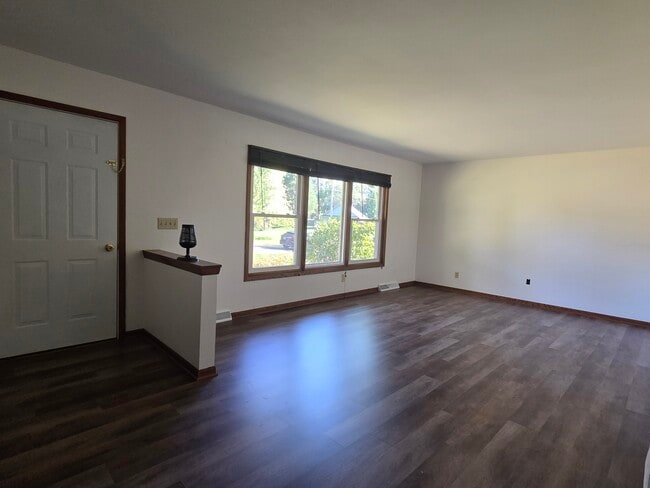 485 Hillcrest Rd in Grafton, WI - Foto de edificio - Building Photo