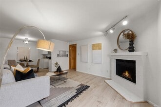 14200 NE 171st St, Unit B-104 in Woodinville, WA - Foto de edificio - Building Photo