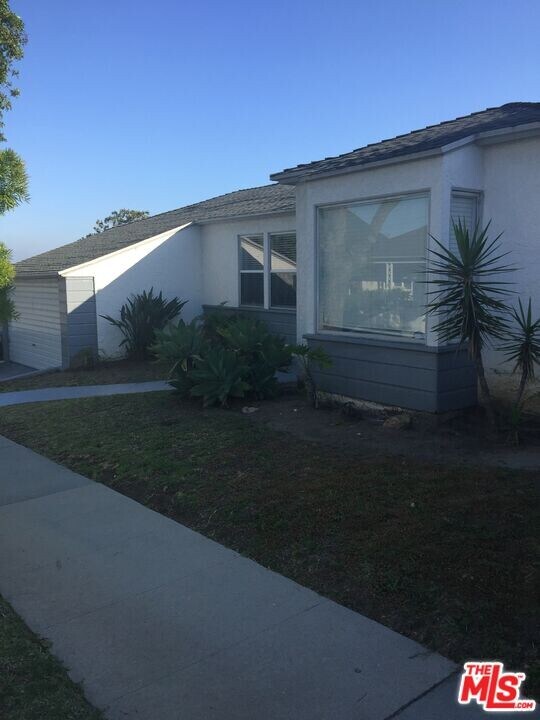 5245 Maymont Dr in Los Angeles, CA - Building Photo