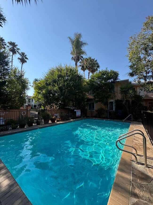 Hayworth Courtyard Apartments – West Hollywood Living in Los Angeles, CA - Foto de edificio - Building Photo